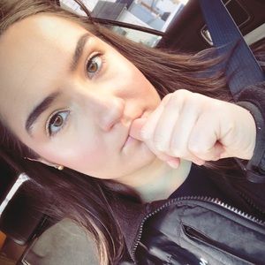 Meet your Posher, Adrienne